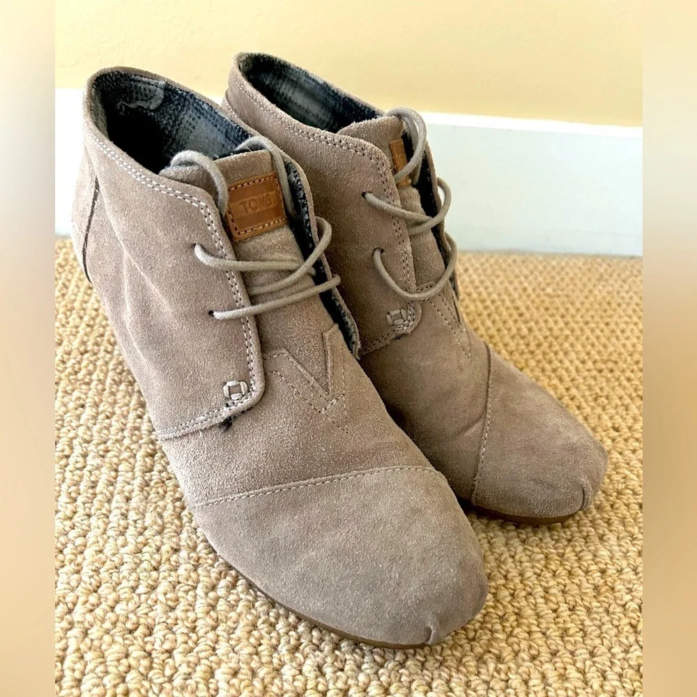 Tom’s Women Tan Ankle Boots With Laces Size 10
